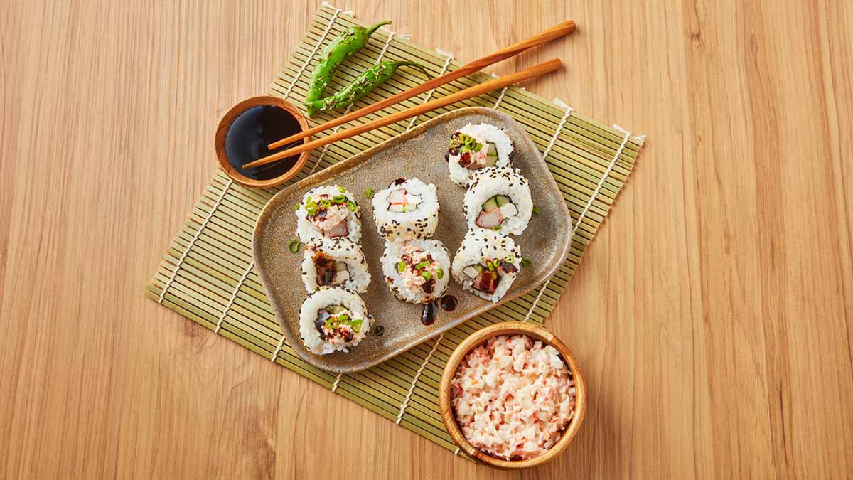 https://www.recetasnestle.com.co/sites/default/files/2023-08/rollo-tipos-de-sushi-salsa-soya.jpg