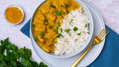 Ají de gallina con salsa cremosa acompañado de arroz blanco