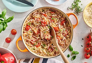 Arroz negro salvaje acompañado con tomates y pimentones en toma cenital