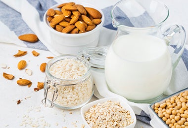 Jarra de bebida de almendras con arlequines de almendras, avena y maní.