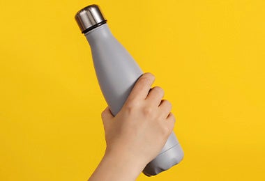 Botella reutilizable de aluminio con tapa de rosca