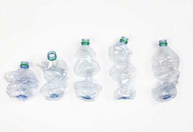 Botellas de plástico aplastadas, beneficio de las botellas reutilizables