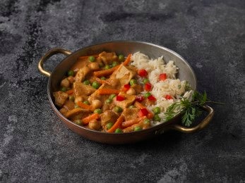 Receta de Butter Chicken con verduras y arroz en un bowl metálico