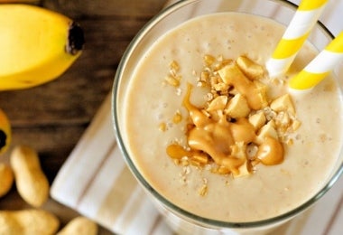 Vaso de colada de ñame con nuez moscada y caramelo en su superficie.