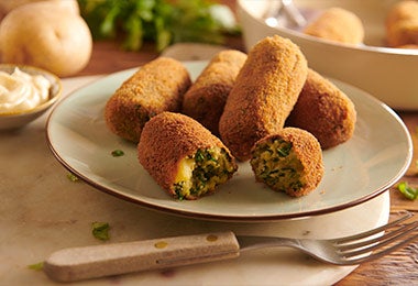 Croquetas de espinacas y queso empanizadas con migas de pan