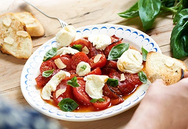 Ensalada caprese con pan, otra deliciosa forma de complementar tu jugo de zanahoria con limón