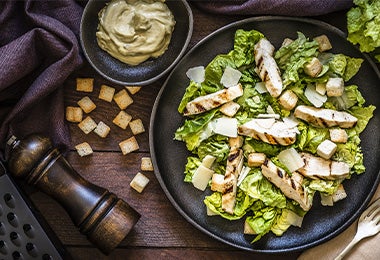 Ensalada César con croutons