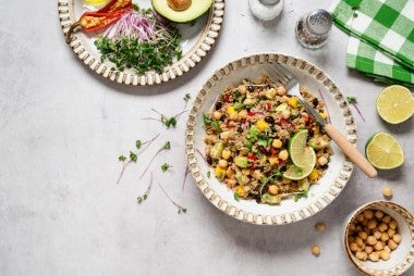 Ensalada marroquí con quinua, garbanzos, hierbas frescas y aderezo cítrico