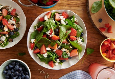 Ensalada mixta con varios tipos de fresa vista desde arriba