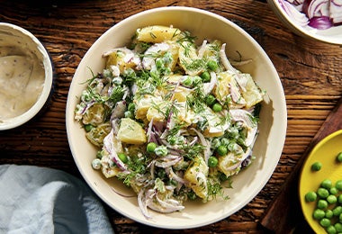 Ensalada de verduras, hierbas, papa y cebolla en plano cenital