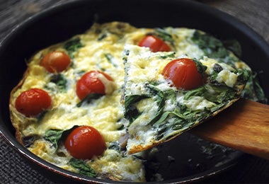 Frittata con espinacas y tomates cherry, una cena sin gluten que te encantará