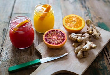 Naranja, toronja y jengibre para preparar jugo con exprimidor de cítricos