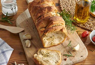 Pan de ajo, receta hecha con prensa de ajo