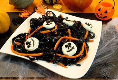 Pasta fresca de colores negra para divertido menú de Halloween