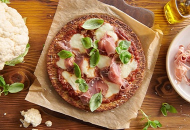 Pizza de prosciutto con rúgula y coliflor