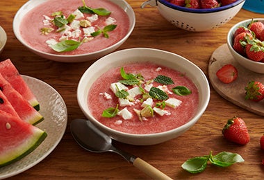 Platos con gazpacho de sandia, otras variantes de la receta de gazpacho de salmón