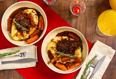 Cama de polenta con carne y vegetales encima