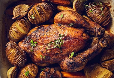 Pollo al carbón con papas rostizadas