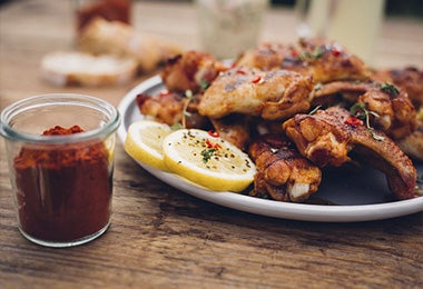 Pollo apanado acompañado de limón y paprika, una comida con menos de 5 ingredientes