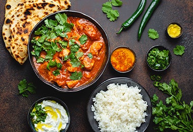 Receta de Tikka Masala con arroz, yogurt griego y Pan Naan