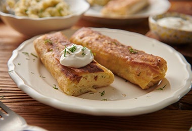 Dos polvorosas de pollo con un poco de salsa blanca encima.