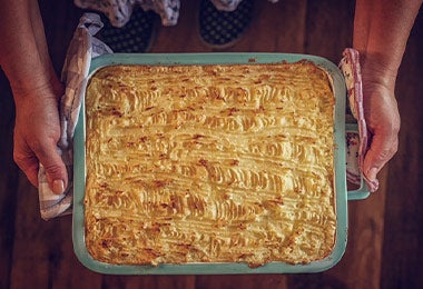 Puré de papas gratinado recién horneado, en una bandeja rectangular