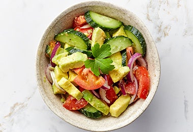 Tazón con ensalada de aguacate en cubos