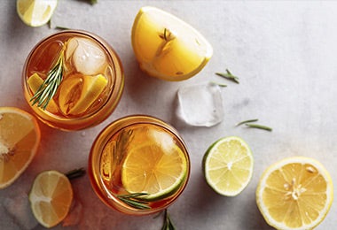 Té helado de mangostino con limón servido en dos vasos de vidrio