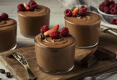 Vasos con mousse de chocolate, receta con sifón de cocina 