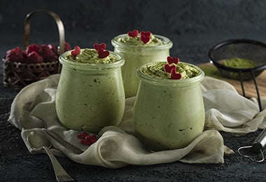 Vasos con mousse de matcha, postres con sifón de cocina