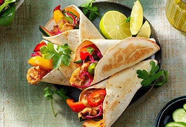 Tres exquisitos wraps de pollo, excelente para acompañar tu jugo de zanahoria con limón