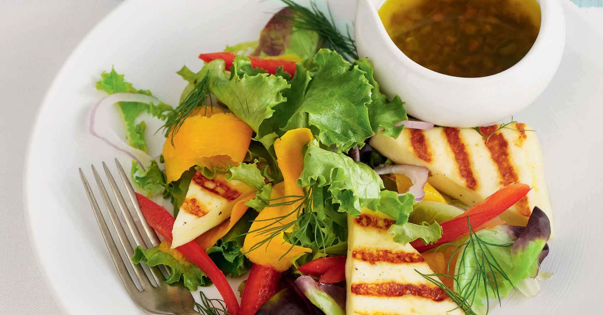 Ensalada de lechugas, queso asado y mango | Recetas Nestlé