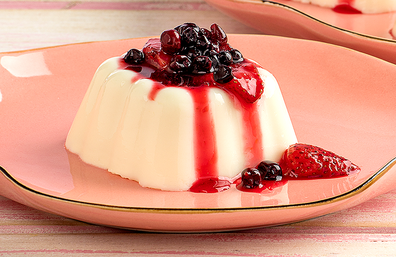 Gelatina de yogurt con salsa de frutos rojos Recetas Nestlé