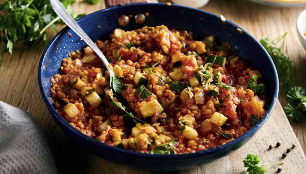 Curry de lentejas y verduras con condimentos y hierbas aromáticos