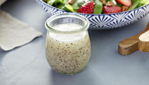 Bebida con semillas de amapola acompañada de una ensalada fresca