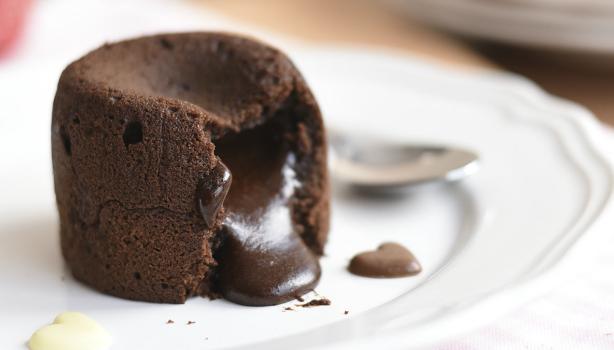 Receta de coulant de chocolate con centro líquido derramándose 