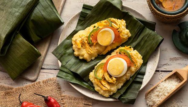 Hojas de plátano en receta de tamal de arroz con pollo, huevo y tomate