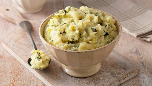 Puré de papas gratinado servido en un tazón