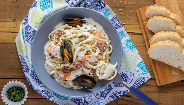 Pasta marinera con calamares y mejillones