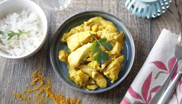 Plato de ají de gallina con pollo en salsa amarilla servido con arroz blanco