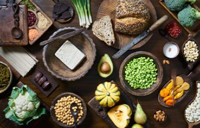Diferentes comidas con todos los tipos de nutrientes que existen en los alimentos Diferentes comidas con todos los tipos de nutrientes que existen en los alimentos