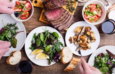 Mesa con comida y cuántas calorías se deben consumir al día según tus actividades y dieta Mesa con comida y cuántas calorías se deben consumir al día según tus actividades y dieta