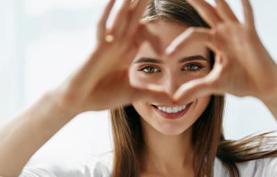 Una mujer disfrutando de su bienestar integral Una mujer disfrutando de su bienestar integral