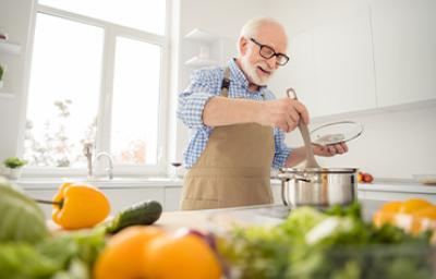 Un señor cocinando y gestionando bien su tiempo Un señor cocinando y gestionando bien su tiempo