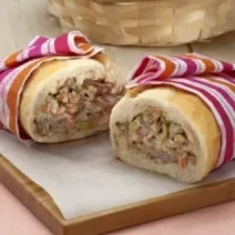 Sándwich de carne desmechada y pan francés