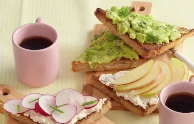 TOSTADAS DE CREMA DE QUESO Y AGUACATE