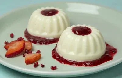 Gelatina de yogurt con salsa de frutos rojos