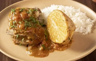 Costilla de res en salsa criolla con papa chalequeada