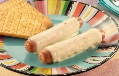 SALCHICHAS RANCHERAS CON QUESO Y MIEL ACOMPAÑADAS CON MILO® CALIENTE