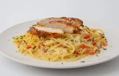 Pasta casera con trozos de pollo al sartén